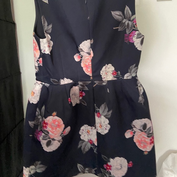 Perfect dress for wedding or special event. - Picture 2 of 4